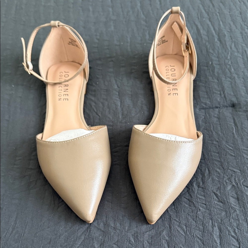 Journee Collection Women's Beige/Taupe Pointed Flats
